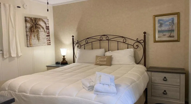 Admirals Row, Забронировать Отель Хилтон-Хед-Айленд Lowcountry, рядом с Прибрежный парк Folly Field Beach Park