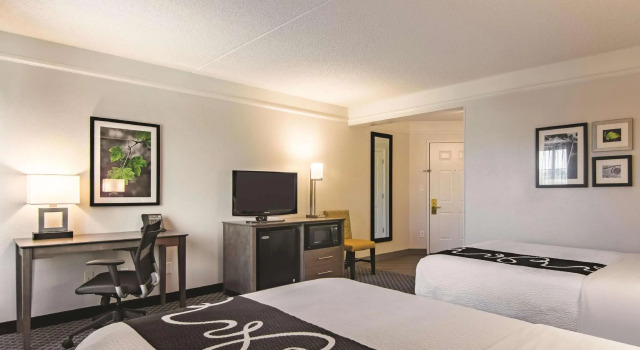 Четырёхместный номер Standard с красивым видом из окна La Quinta by Wyndham Oklahoma City Norman