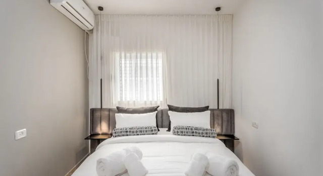 Stylish one BDR with balcony