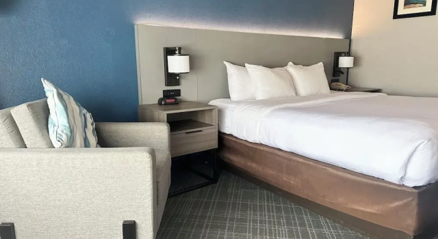 Номер Business Comfort Inn & Suites Calhoun South