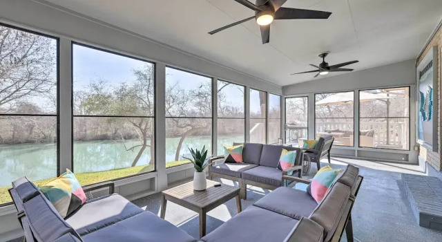Коттедж с 3 комнатами с балконом 3 Mi to Dtwn! Riverfront Seguin Home w/ Sunroom