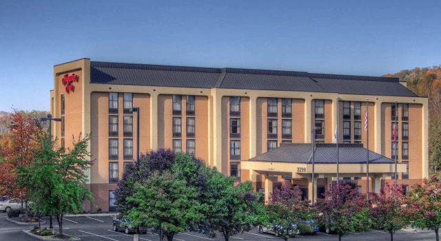 Кровать в общем номере Hampton Inn Bristol
