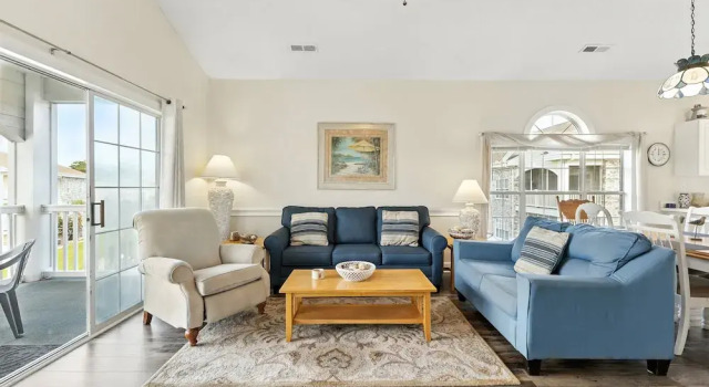 Magnolia Place 4673-304, Забронировать Апарт-отель Отели Миртл-Бич с парковкой, рядом с PineHills Palmetto at Myrtlewood Golf Club, Парковка