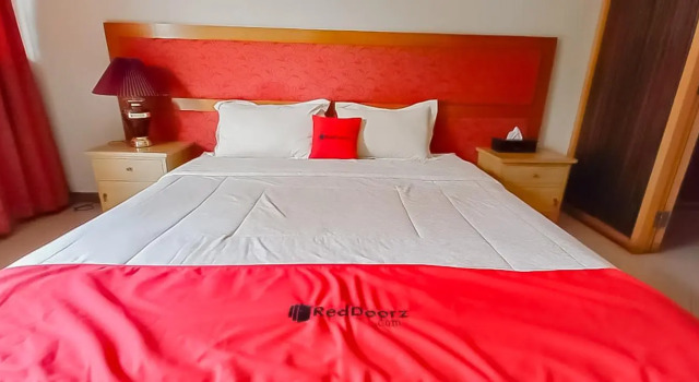 Suite RedDoorz Premium @ Hotel Green Wattana Sentul