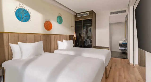 Люкс с 2 комнатами с видом на океан Wyndham Royal Beachfront Resort & Spa Danang