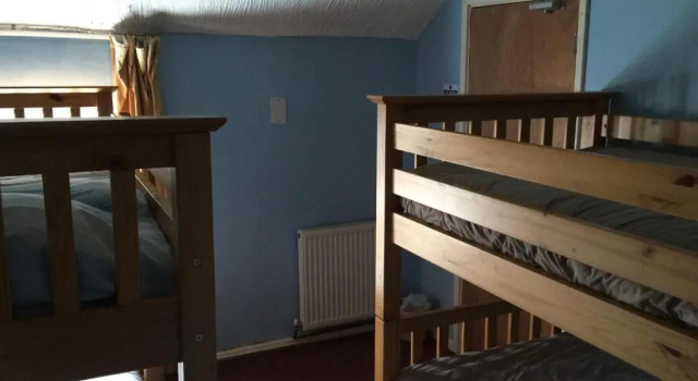 Кровать в общем номере (женский номер) Pantyrathro International Hostel