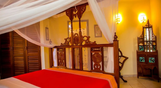 Serenity Villa - 8min Escape in Diani Beach, Varaa Villa Hotellit Coast Region uima-altaalla, Uima-allas