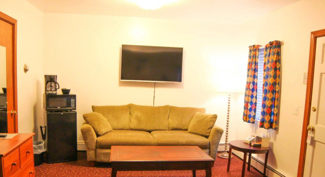 Willows Motel, Varaa Motelli Hotellit New England uima-altaalla, Uima-allas