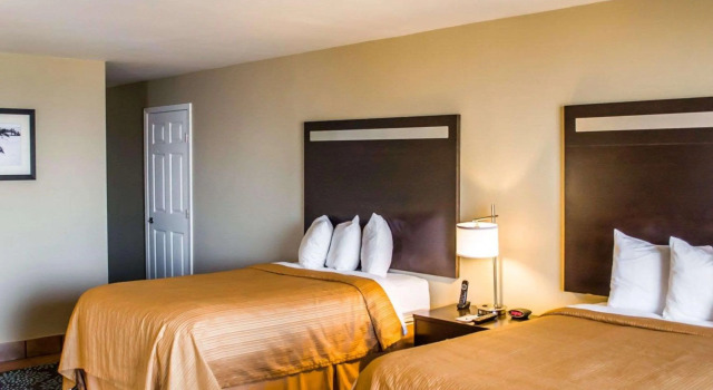 Quality Inn & Suites Gulf Breeze Bayside near Pensacola Beach