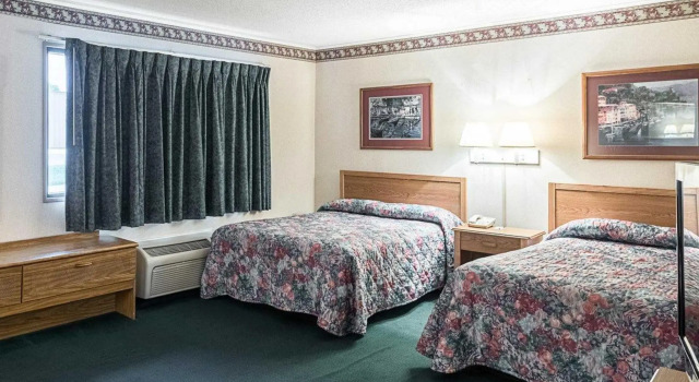 Четырёхместный номер Standard Rodeway Inn & Suites Rehoboth Beach