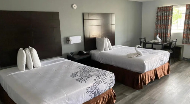 Четырёхместный номер Standard Howard Johnson by Wyndham Branson Theatre District