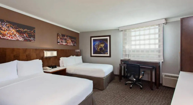 Четырёхместный номер Executive Holiday Inn Long Beach - Airport by IHG