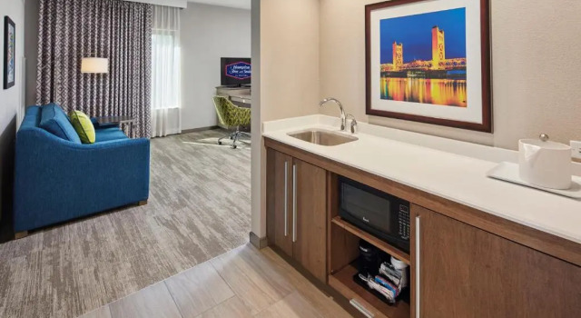 Четырёхместный люкс Hampton Inn & Suites Sacramento at CSUS