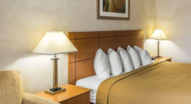 Двухместный номер Standard Quality Inn at Collins Road - Cedar Rapids