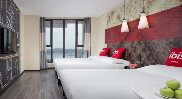 Ibis E'meishan Railway Station Hotel, Prenota Hotel Hotel a Sichuan con parcheggio, Parcheggio