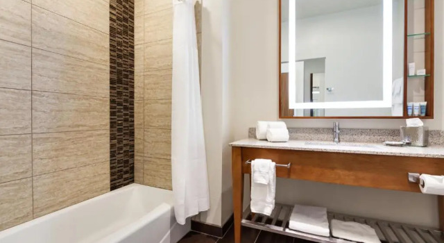 Четырёхместный люкс Deluxe c 1 комнатой с балконом Sol Cypress, San Antonio, a Tribute Portfolio Hotel