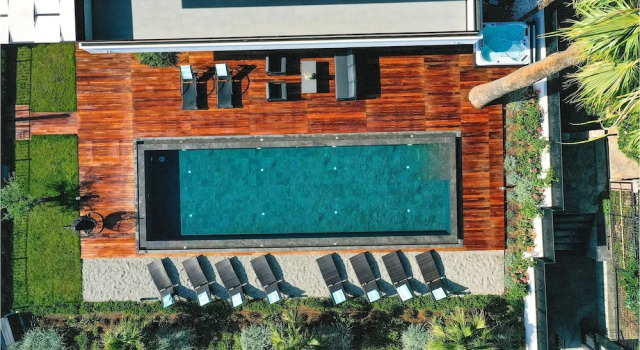 Beautiful Home in Kastel Stari with Hot Tub, Sauna & Outdoor Swimming Pool, Rezerwuj Dom wakacyjny Hotele w Split-Dalmatia County z parkingiem, Parking
