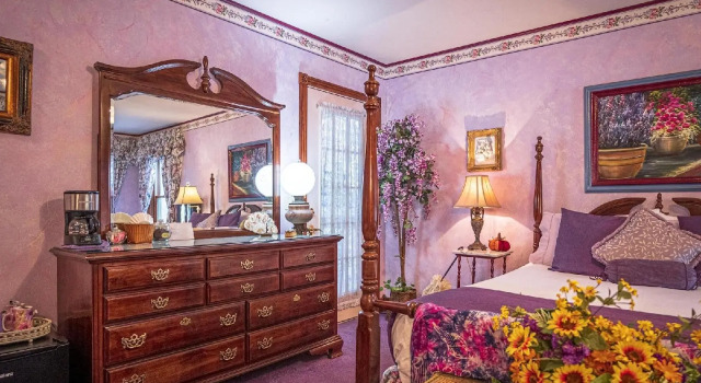 Cliff Cottage Inn, Downtown Bed & Breakfast, Забронировать Отель «постель и завтрак» Отели в центре Юрика-Спрингса с завтраком, отели в центре Юрика-Спрингса с завтраком