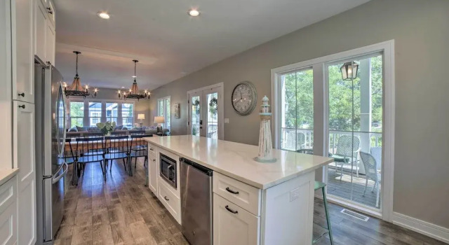 Коттедж Bright & Airy Home: Chef's Kitchen & Pro Decor!