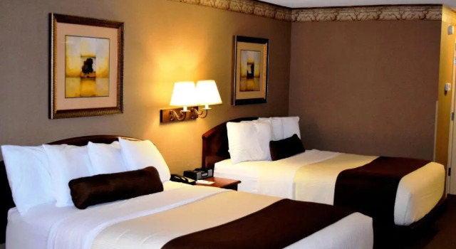 Четырёхместный номер Standard Heartland Inn & Suites, SureStay Collection by Best Western