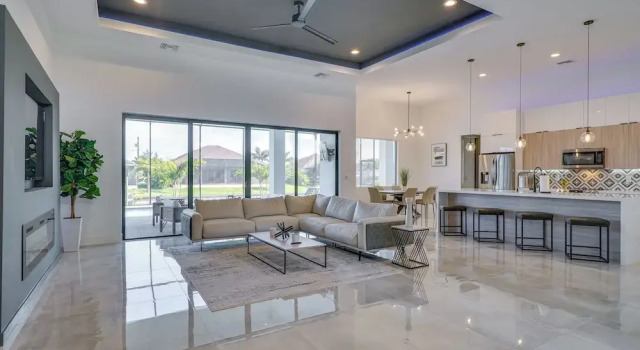 Pool & Outdoor Kitchen: Waterfront Cape Coral Home