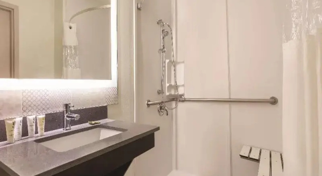 Четырёхместный номер Standard Country Inn & Suites by Radisson, North Little Rock, AR