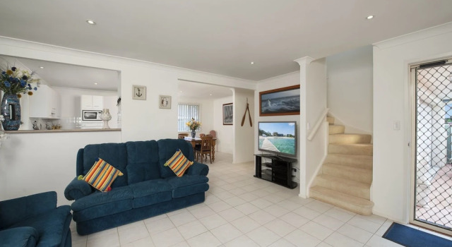 White Waves, 7B Achilles Street