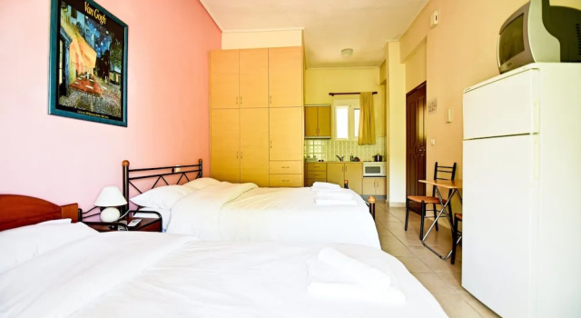 Трёхместная студия с балконом и с видом на горы Tsertos Apartments