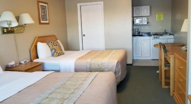 Четырёхместный номер Standard Athabasca Lodge Motel