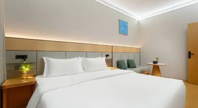 Двухместный семейный люкс с 2 комнатами с балконом Shisanli Homestay (Lijingmen Luoyi Ancient City Branch)