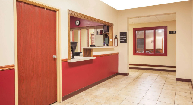 Super 8 by Wyndham Mason City, Varaa Mini-hotelli Hotellit Iowa uima-altaalla, Uima-allas