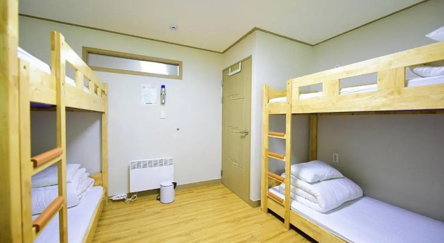 Кровать в общем номере (женский номер) Ganderak Guesthouse