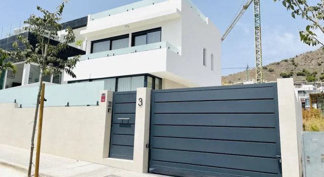 Casa Sirocco by At Home Costa del Sol, Забронировать Дом для отпуска Коттеджи Нерха, рядом с Пляж Бурриана, Коттедж