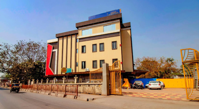 Capital O 77501 Hotel Phoenix International, Забронировать Отель Отели штата Махараштры 3 звезды, 3*