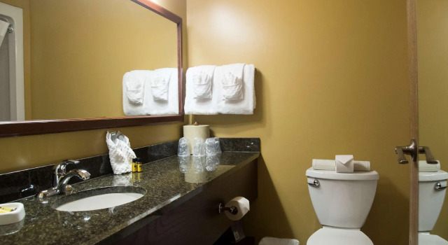 Четырёхместный номер Executive Best Western Plus Fredericton Hotel & Suites