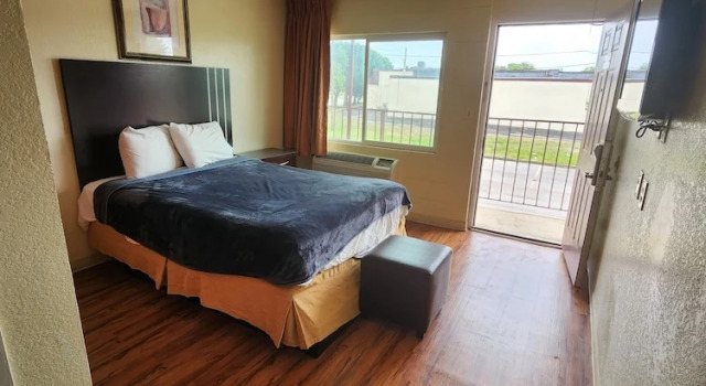 HomeTown Inn and Suites