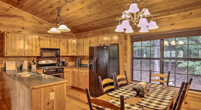 Коттедж Cozy Cherry Log Cabin ~ 10 Mi to Mercier Orchards
