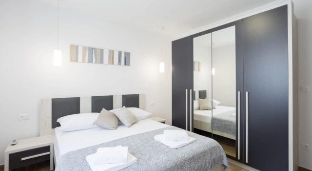 Amazing Home in Srinjine With Outdoor Swimming Pool, Wifi and 4 Bedrooms, Book Hotel Hoteller i Srinjine med pool, Swimmingpool
