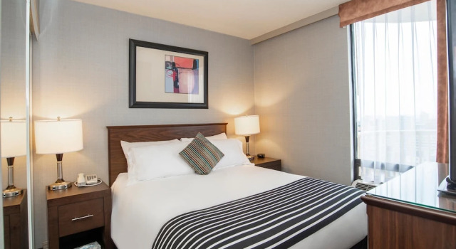 Двухместный люкс с балконом и с видом на город Sandman Suites Vancouver on Davie