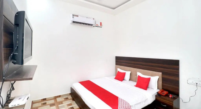 Номер Standard OYO 16379 Hotel LivInn Hub