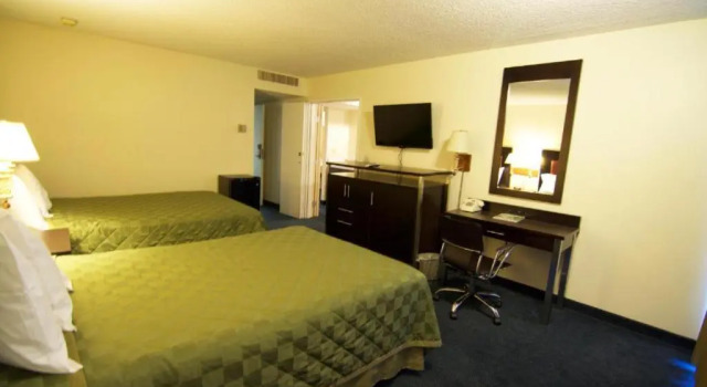 Четырёхместный номер Standard Royal Plaza Inn