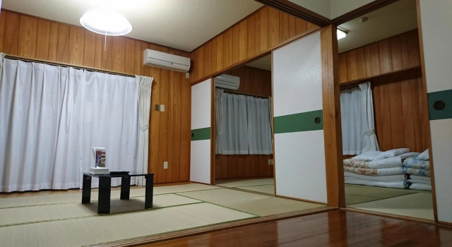 Кровать в общем номере Kokusai Towns Inn