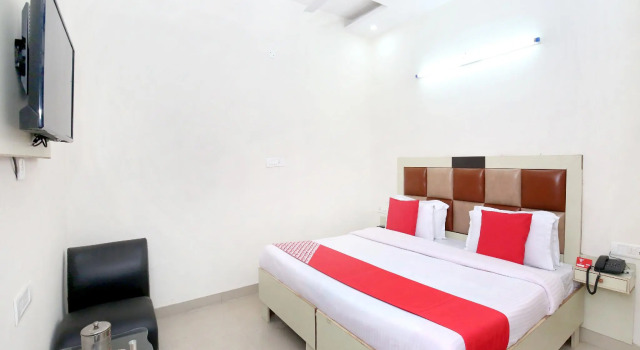 OYO 11369 Hotel Noor Plaza