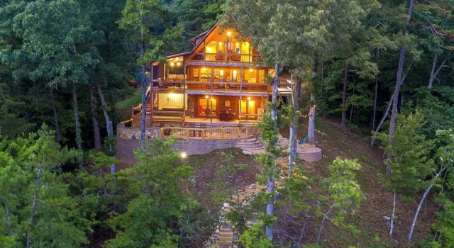 Коттедж с 3 комнатами с балконом Creekside Cabin w/ Hot Tub, Mtn Views & More!