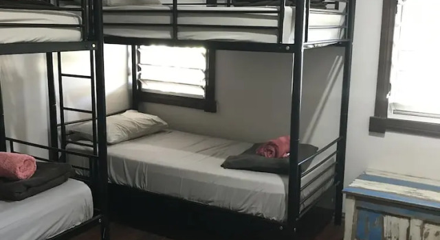 Кровать в общем номере Kimberley Travellers Lodge