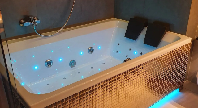 Апартаменты Superior Glass House Hot Tub Apartments