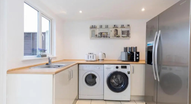 Коттедж 4-Bed Home with Hot Tub near Gloucester City