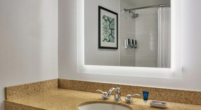 Номер Standard c 1 комнатой с балконом и с видом на бассейн Four Points by Sheraton Little Rock Midtown