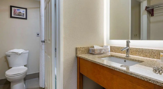 Номер Standard с балконом Comfort Inn Edgewater on Hudson River