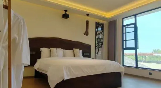 Люкс с 3 комнатами Yuncijian Private Hot Spring Homestay (Emeishan Baoguo Temple Tourist Center)
